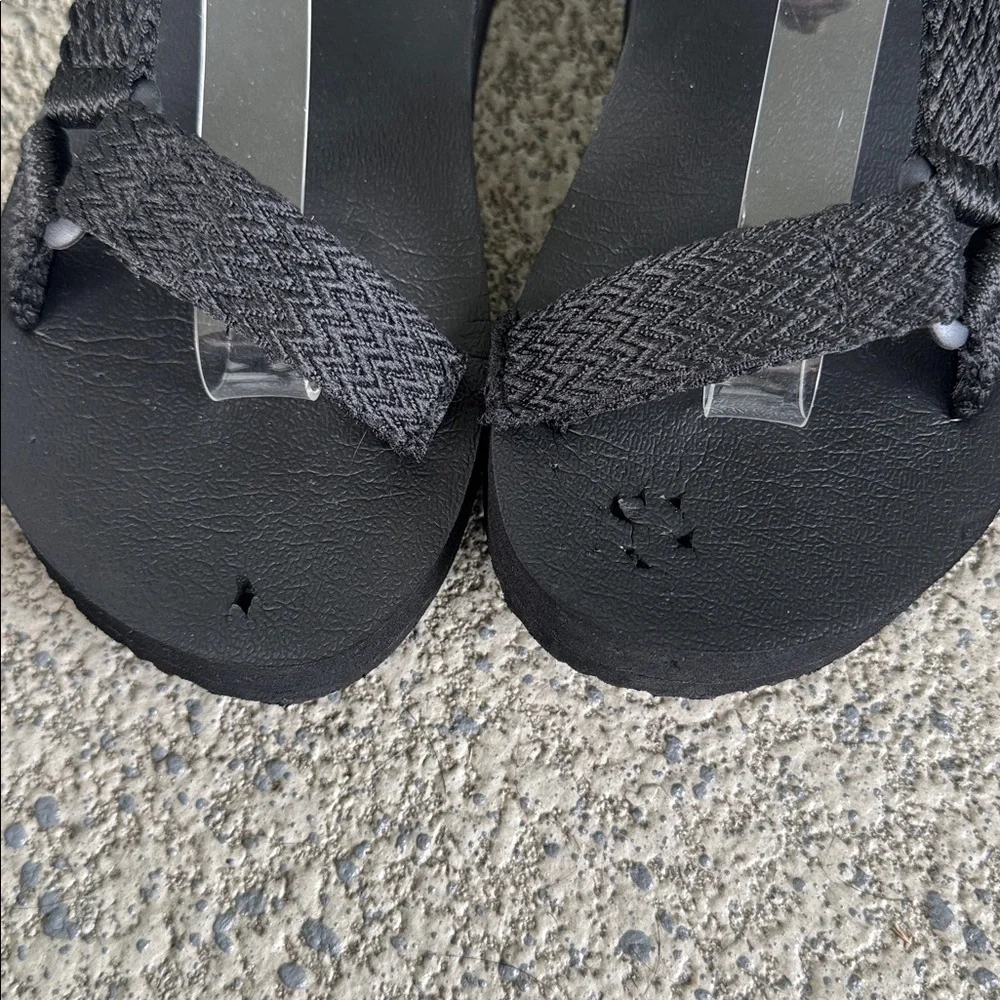 Black strappy adjustable foam base sport sandals size 37